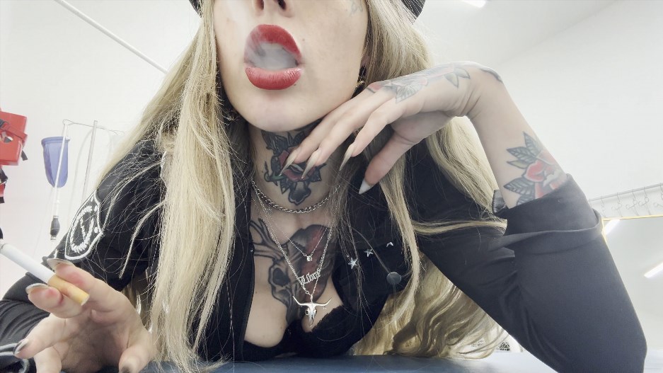 Miss diavola – SMOKING FETISH